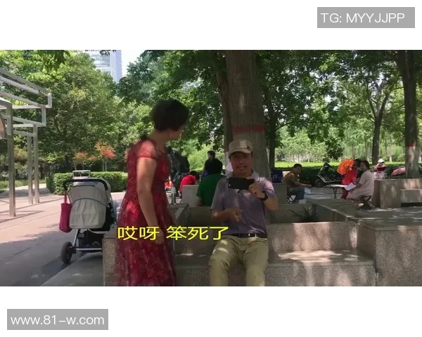 意外瞬间踢足球时被踢到蛋的搞笑视频合集让你捧腹大笑